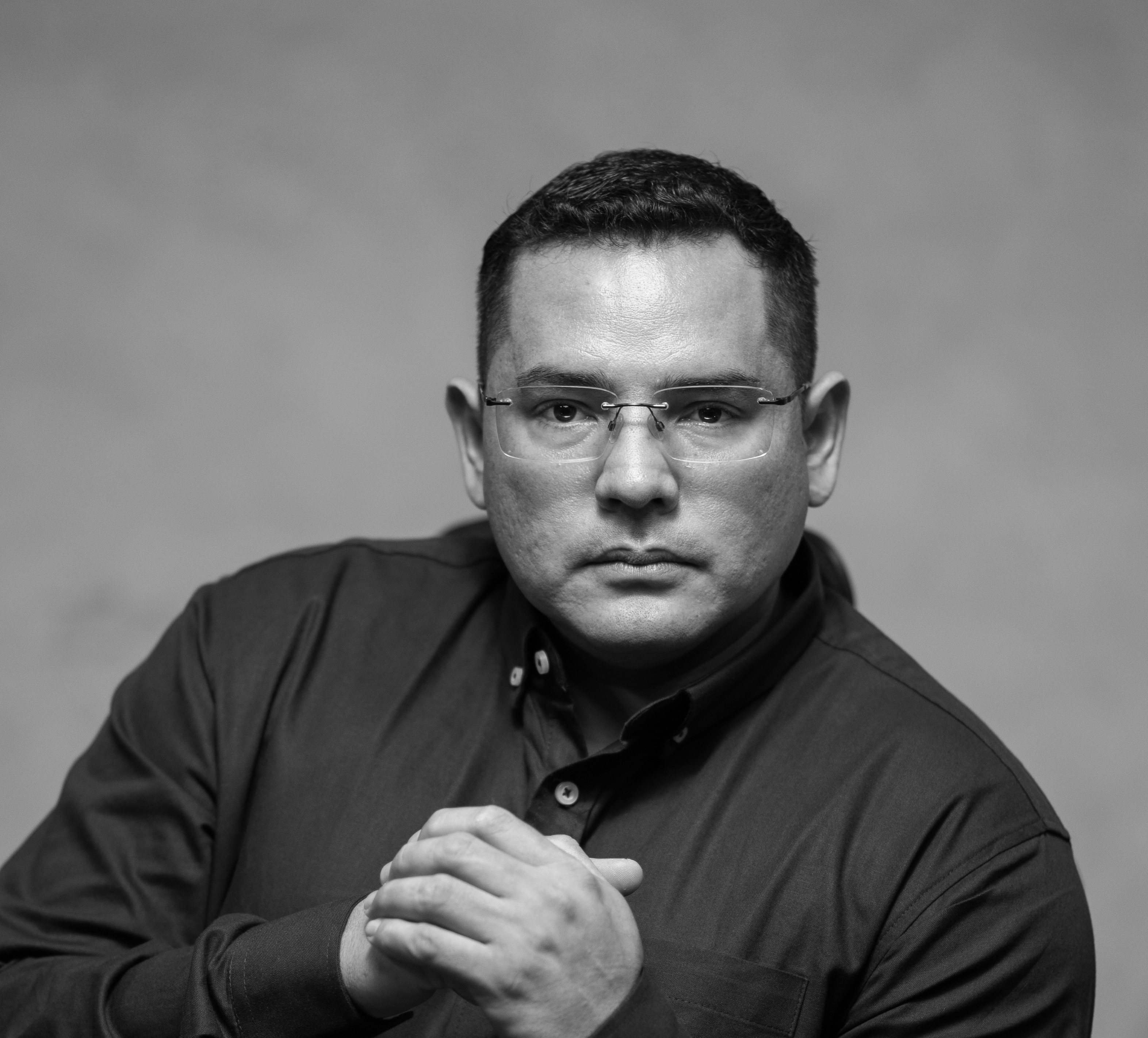 Eric Carminati, mentor de líderes, em retrato frontal preto e branco